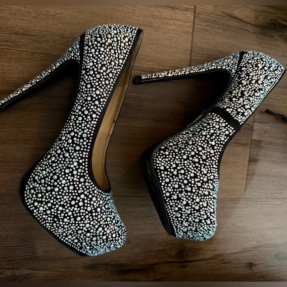 Bedazzled Pump - Picture 2 of 8